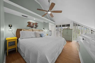 Charming Waterfront Retreat - Scalloping - Dock Access - Pool - AC - King Bed!