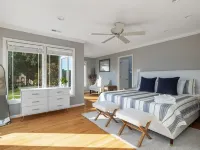 Lakefront w/ private dock, hot tub, game room, boat house hangout Hotéis em Fallstown