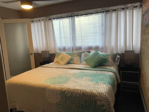 Dazzling Waikiki Apt Sleeps 7-excellent A/C & PARKING included - Bungalows