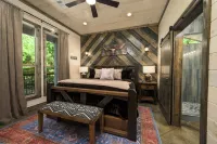 Train Station Cabin - Sleeps 10 - Arcade - Hot Tub, Outdoor Fun & EV Plug