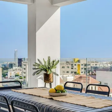 Sanders Elgio - Precious 3-Bdr Apt with Balcony