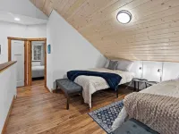 Rainier's Newest Luxury Chalet w/ Hot Tub-AC-WiFi 阿什福德酒店