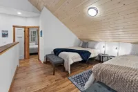 Rainier's Newest Luxury Chalet w/ Hot Tub-AC-WiFi
