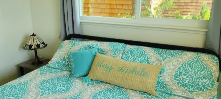 Casa Blanca Waterfront House with Private Pier , Sleeps 8. 4 Bedrooms, 3 Bath