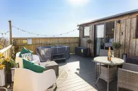 Willows Rest - 1 Bed Shepherds Hut - Pentlepoir Hotels in East Williamston