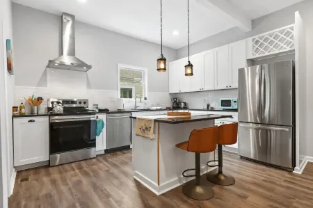 Recently Renovated Chic Durham Farmhouse Отели рядом с достопримечательностью «Университет Дьюк»