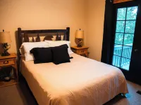 Charming 2-bedroom cottage with loft, AC, and WiFi on peaceful 295-acre property Hotels in Conway County