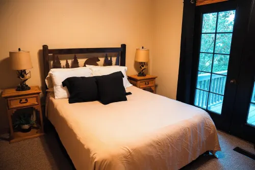 Charming 2-bedroom cottage with loft, AC, and WiFi on peaceful 295-acre property