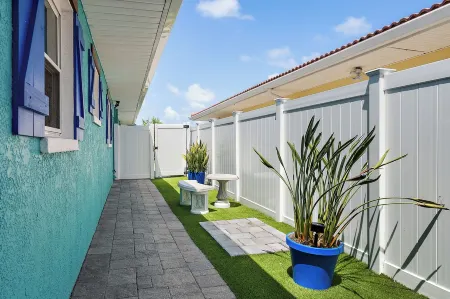 Awesome & quiet! 6 minute walk to beach!