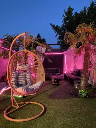 Superb accommodation 180m2 jacuzzi / giant screen 110m2 of garden near the airport