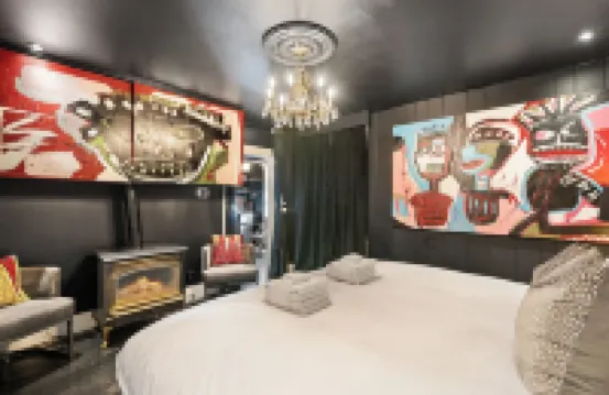 Downtown Walkable 1-bedroom Couples Retreat With Large Soaking Tub