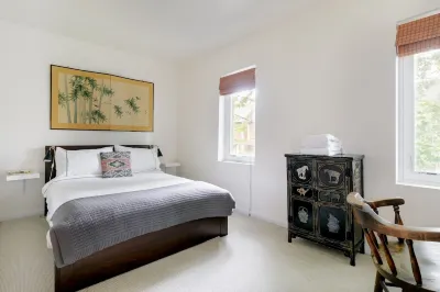 Treelined street downtown. 100 walk/transit score. Ideal for Work/Life/Family. 더퍼린 그로브 호텔