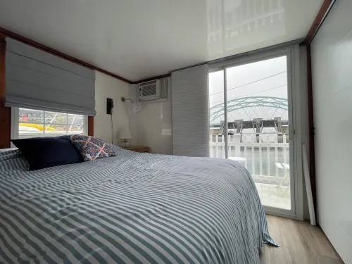 Houseboat in Providence!