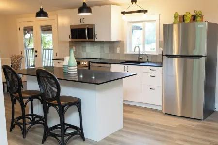 Coach house on flower farm. Near to wineries/ VCR Zoo/Ft Langley/ Thunderbird.