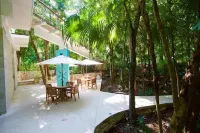 Tranquility Oasis: Private Penthouse living with local Pool, Beach and Golf! Hotels near Secret Cenote