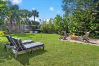 The Family Fun Zone! Large Backyard, Hot Tub, Outdoor Shower, & Steps to Beach