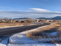 Amazing Four Season Modern Farmhouse with Mountain Views and Hot Tub