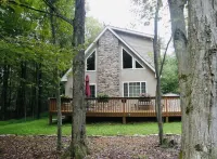 Cozy Poconos Chalet - w/Hot Tub, Sauna, & Lake Access!