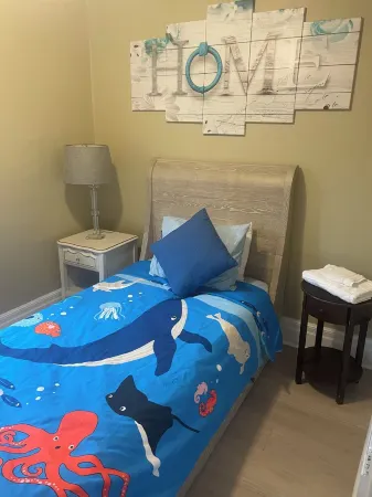 Ultra Close to Clifton Hill & Falls Walk to the Falls & Complimentary Breakfast Отели рядом с достопримечательностью «Ниагара Хеликоптерс Лимитед»