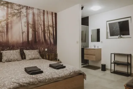 City rock: bright new 2bed/2bath downtown apartment Отели в г. Ла Рош-ан-Арден