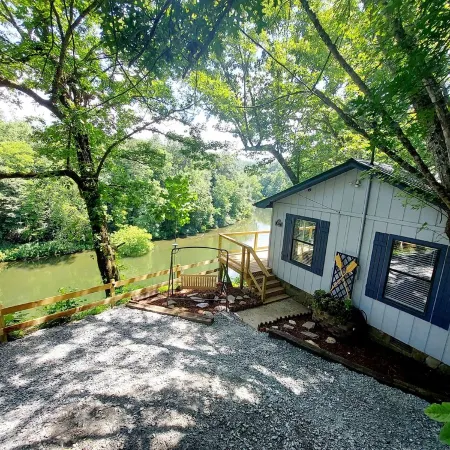 NEW! Lakefront Cabin-Mnt View-Hot Tub-WIFI-Prime Location-Bryson City/Cherokee