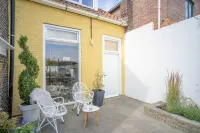 Attractive 4 person vacation home in Scherpenisse, Tholen Các khách sạn ở Scherpenisse