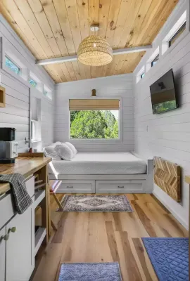 Cute clean cabin with views, hot tub, deck, grill - near Waco, TX