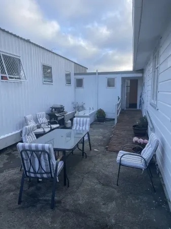 With the lake on your doorstep, BEACH 2 minutes away and river swimming hole . Отели в г. Опунейк