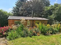 Rowan Tree Lodge with Hot Tub, a beautiful Woodland Retreat in Shropshire