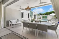 7 Minute walk to BEACH /Brand New Luxury Villa / Sleeps 10