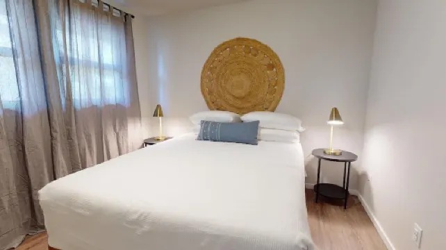 Hazel's Hideaway: A/C in walkable neighborhood