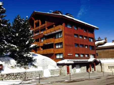 Ski on your feet. On Bellecôte, height of the Alpine Garden. Couffe 1850