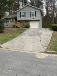 Spacious 4 bathroom house quiet neighborhood