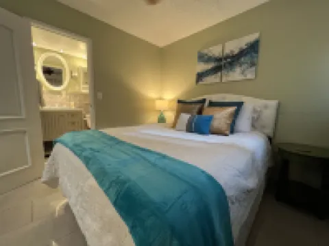 Oceanview Luxury Condo – Beach, Pool, Gym & Yacht Club