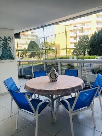 Renovated building, 150m2, 4 bedrooms-air-cond, terrace and barbecue, standing in the sand. Отели рядом с достопримечательностью «Praia Bertioga»