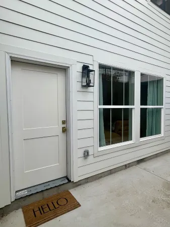 Brand NEW modern ski retreat close to Sundance & BYU Отели в г. Плезант Гров