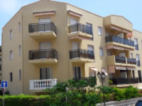 Two-room central apartment, 2 large balconies, 100 m from the beach, private parking