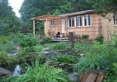 Chalet Sean, peaceful retreat on beautiful mountain brook and walk to river.. Отели в г. Сютон