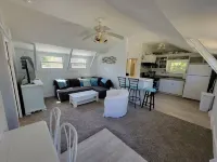 Cozy Cottage- Bright, 2 Bedroom- Great Location