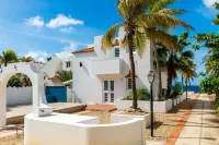 Oceanfront Villa, great house reef, near dive shops, restaurants, sleeps 4 GOOODive Bonaire附近的飯店