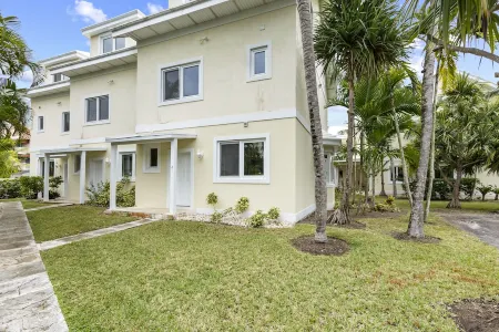 NEW Luxury, 4BDR, Spacious, Paradise Island, Steps from Atlantis, Pool Отели в г. Остров Парадайз