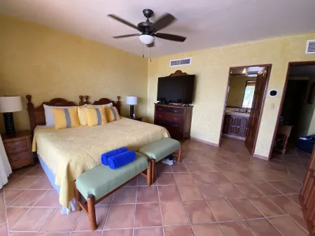 Luxurious beachfront condo on Riviera Maya, 2 bdrm, large balconies, 1575 sq ft Отели рядом с достопримечательностью «Rockaway Bay»