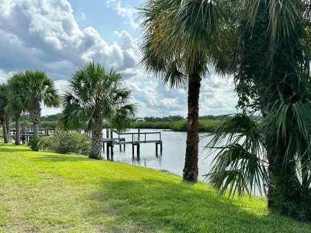 Home Base for New Smyrna Adventures Отели рядом с достопримечательностью «Sugar Mill Country Club»