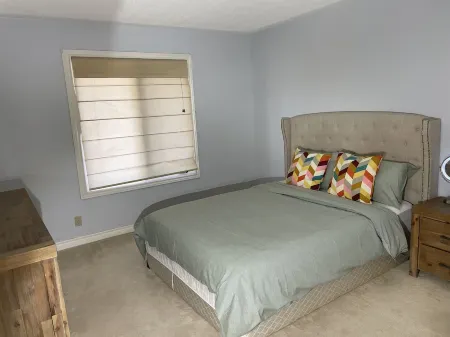 Spacious 4 Bedroom House Closed to Masonville UH UWO Отели рядом с достопримечательностью «Principles Design Studio Inc»