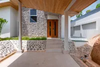 Modern mountain side villa with stunning ocean view. 20 minutes to the beach! Hotels in Ciudad Cortes