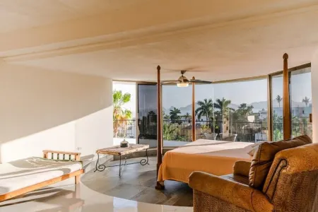 Striking Ocean View with huge Pool - walk to Beach