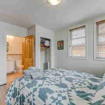 The Cedar - Downtown, walking distance to all the shops and restaurants! Rooms