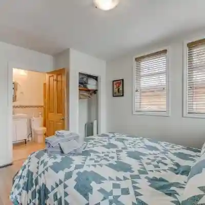 The Cedar - Downtown, walking distance to all the shops and restaurants! Rooms
