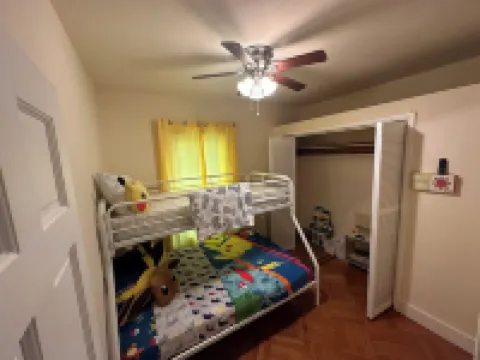 Colonial Style Home 5 Br 2 bath n’ Parking! Close to restaurants n’ colleges!