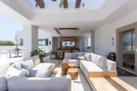 PAVILION 2BR, Rooftop Infinity Pool & Jacuzzi with AMAZING views of the ocean.